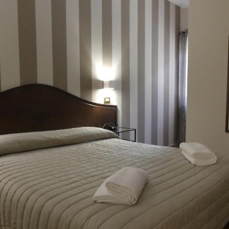 Hotel Piscina La Suite Prossedi Екстер'єр фото