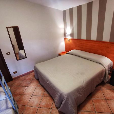 Hotel Piscina La Suite Prossedi Екстер'єр фото