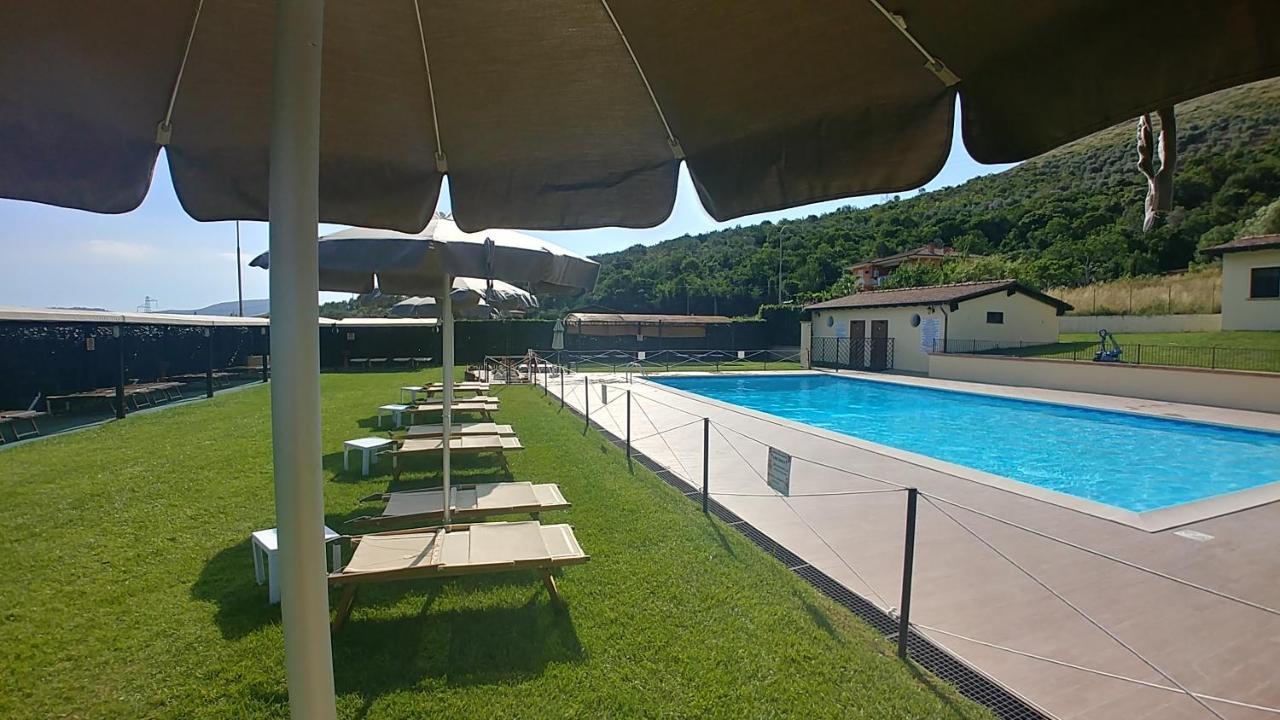 Hotel Piscina La Suite Prossedi Екстер'єр фото