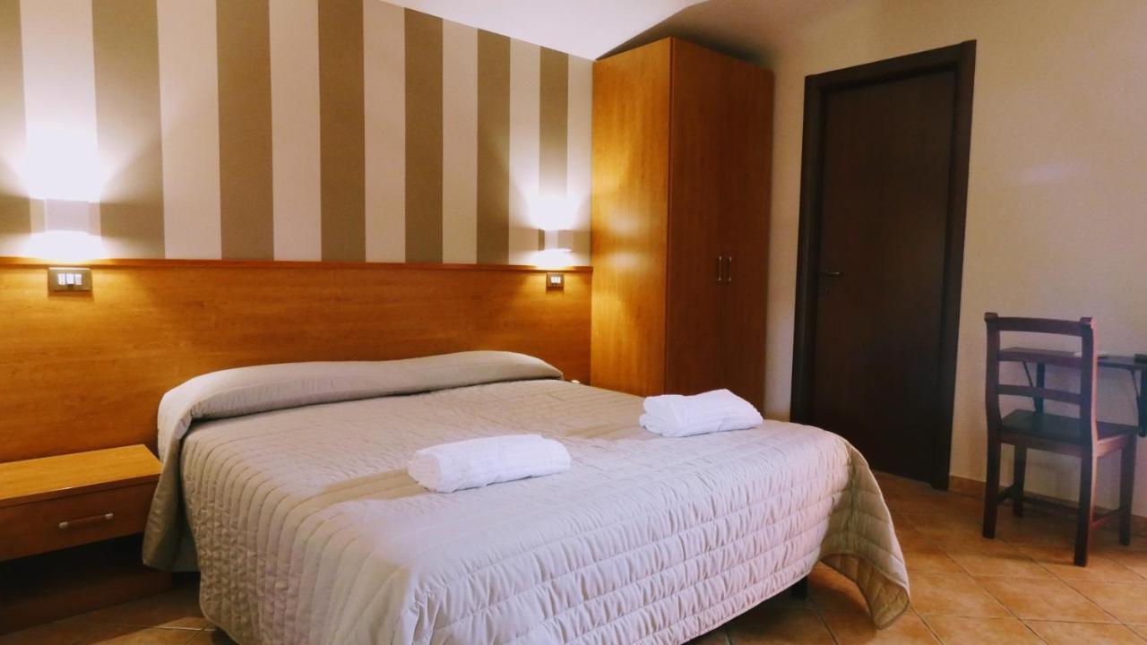 Hotel Piscina La Suite Prossedi Екстер'єр фото