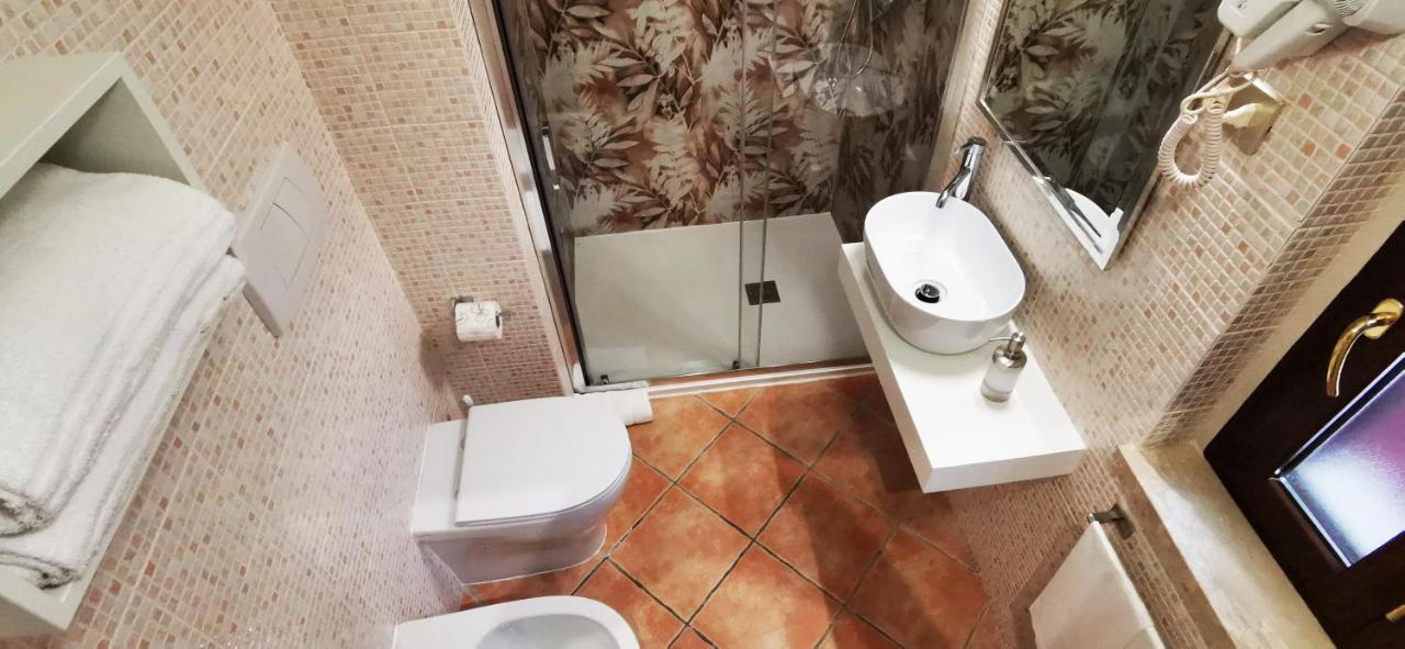 Hotel Piscina La Suite Prossedi Екстер'єр фото