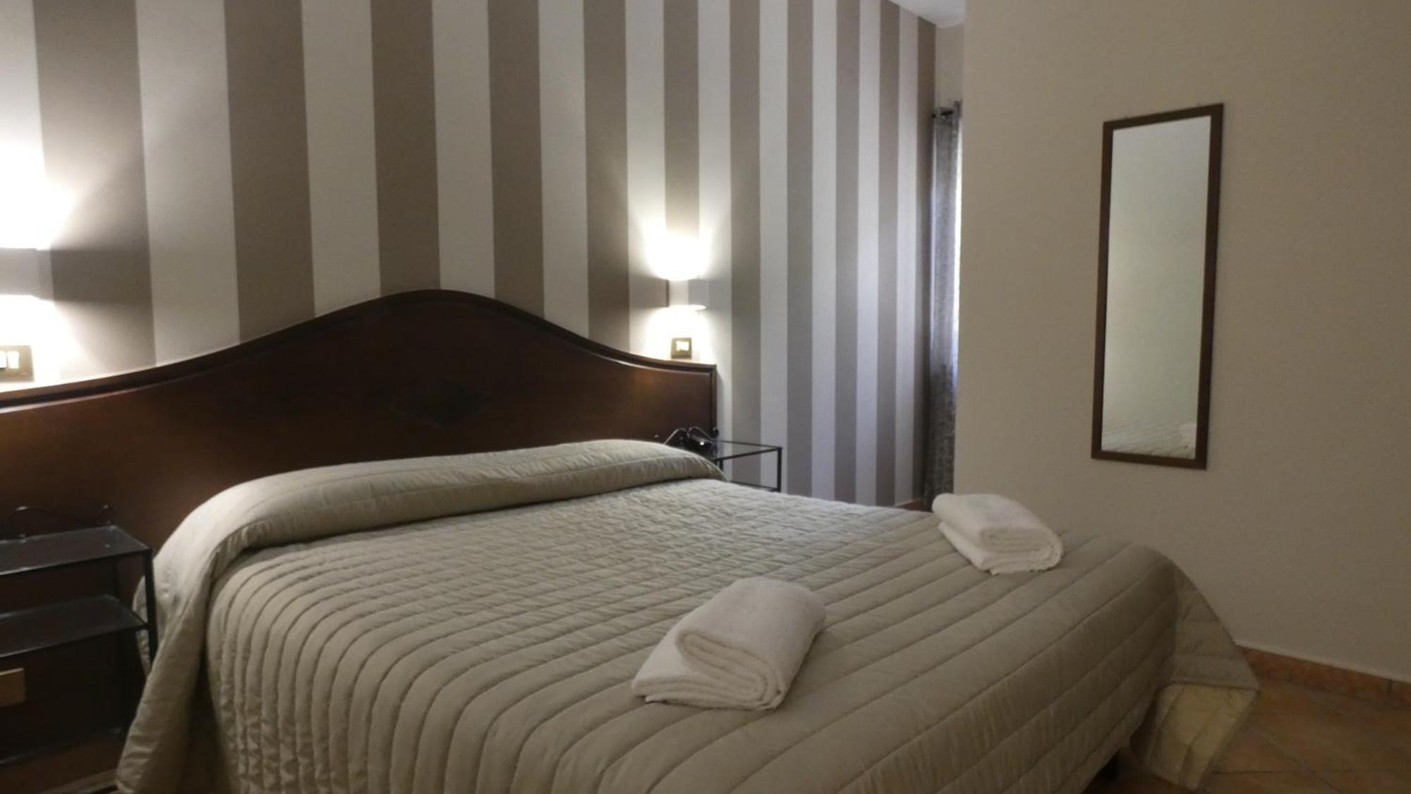 Hotel Piscina La Suite Prossedi Екстер'єр фото